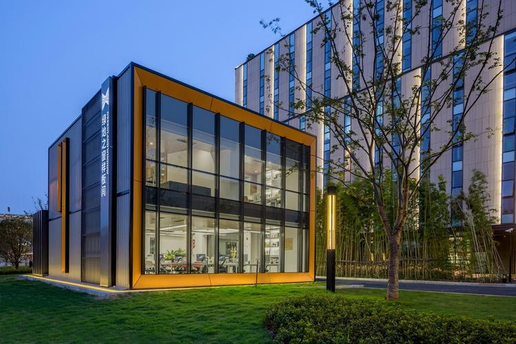 南京綠地之窗集裝箱辦公 綠色創新與城市更新的新典范